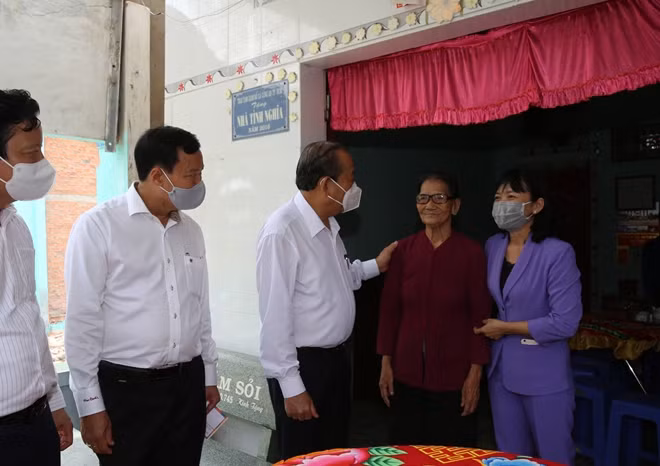 Phó Thủ tướng Thường trực Trương Hòa Bình cùng đoàn công tác thăm 2 Mẹ Việt Nam anh hùng tại Cần Giuộc.