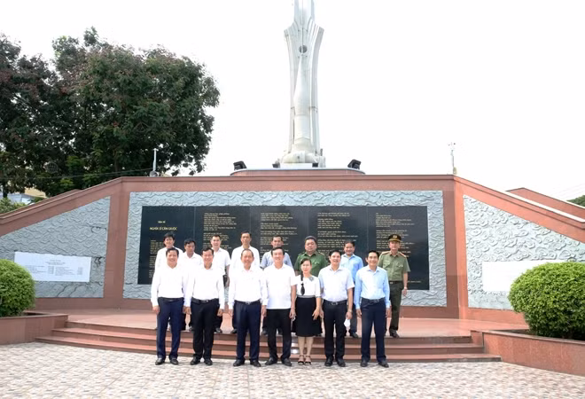 Phó Thủ tướng Thường trực Trương Hòa Bình cùng đoàn công tác tại tượng đài Nghĩa sĩ Cần Giuộc.