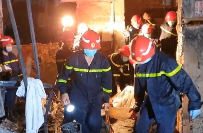 Các tổ công tác khó khăn khi tiếp cận đám cháy để tìm kiếm nạn nhân.