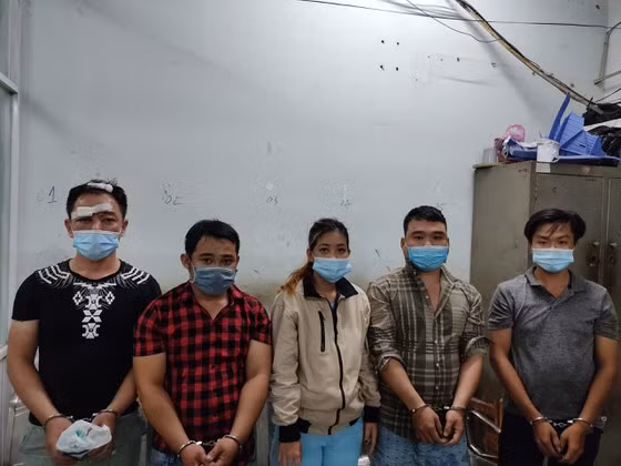 Nhóm đối tượng sử dụng roi điện bị Công an tạm giữ.