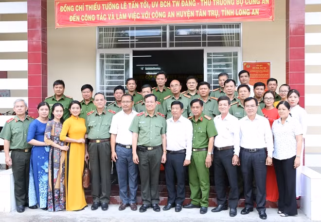 Thứ trưởng Lê Tấn Tới với CBCS Công an huyện Tân Trụ.