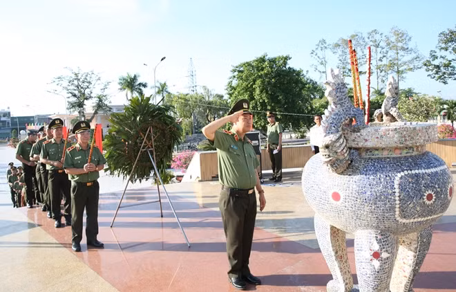 Thứ trưởng Lê Tấn Tới cùng đoàn công tác dâng hương tại Nghĩa trang Liệt sĩ Long An.