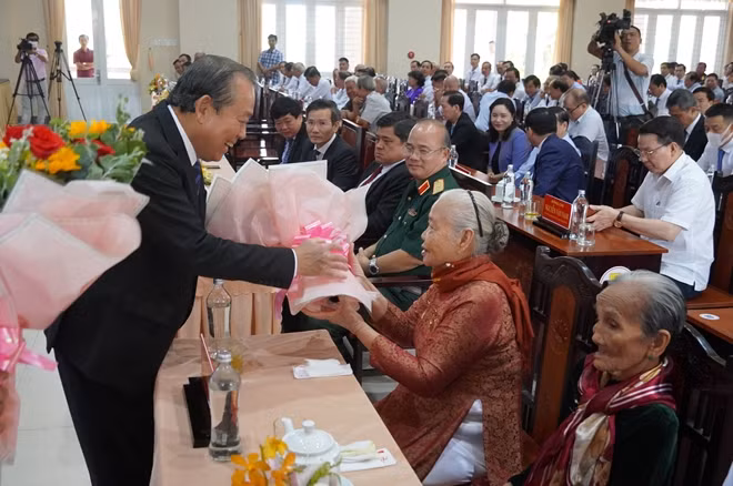 Phó Thủ tướng Thường trực Trương Hòa Bình thăm hỏi các Bà mẹ Việt Nam anh hùng