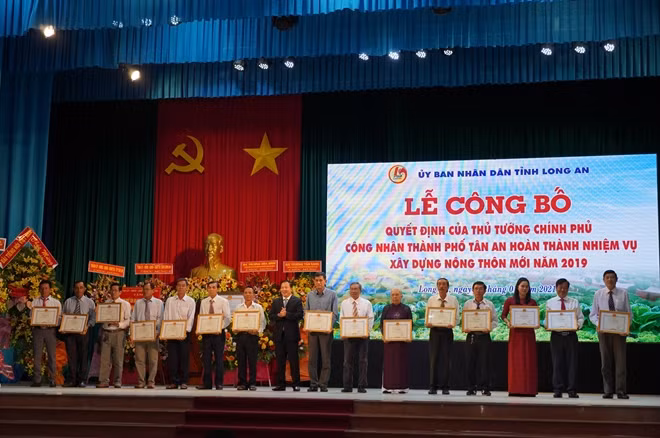 Nhiều tấm gương điển hình trong phong trào xây dựng nông thôn mới được khen thưởng trong dịp này