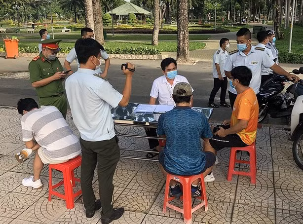 4 người vi phạm bị lập biên bản xử phạt hành chính.