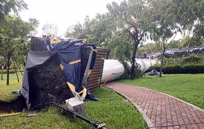 Bảng quảng cáo "khổng lồ" đổ sập trong cơn mưa kèm giông gió lớn.