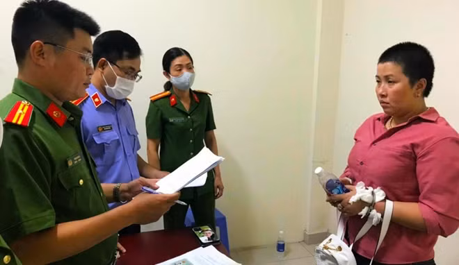 Công an đọc lệnh khởi tố bắt tạm giam Nguyễn Thị Bích Thủy để điều tra về hành vi "Lừa đảo chiếm đoạt tài sản"