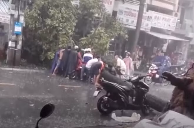 Thời điểm cây bật góc mưa lớn kèm gió mạnh