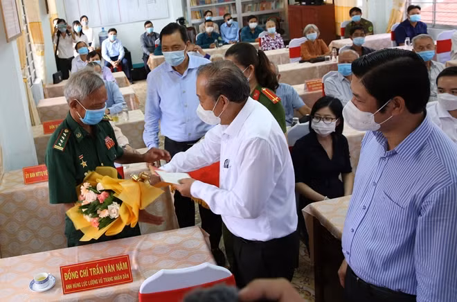 Phó Thủ tướng thường trực Trương Hòa Bình tặng quà cho cán bộ lão thành cách mạng