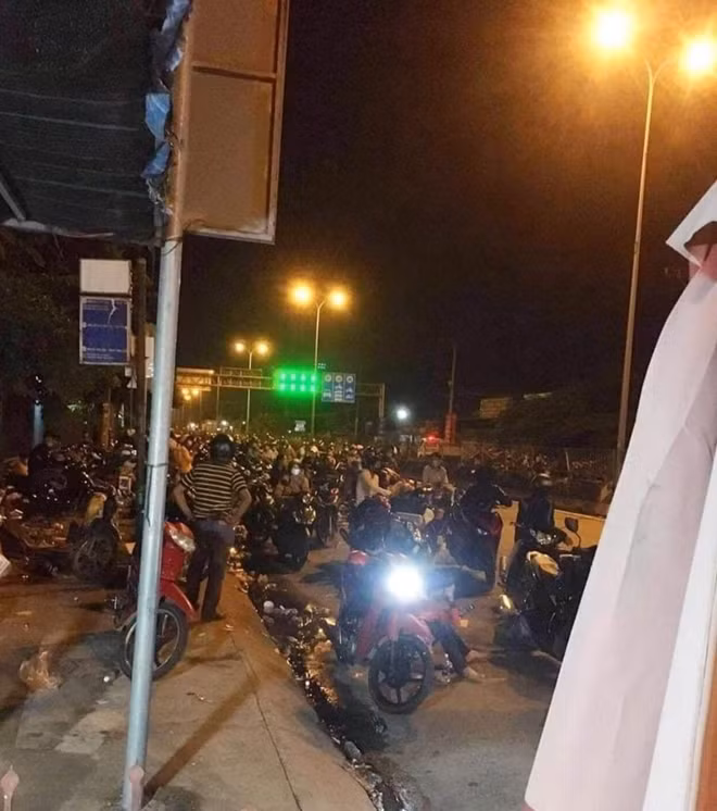 Hơn 300 người chủ yếu là dân miền Tây làm công nhân tại các tỉnh Bình Dương, Đồng Nai trên đường về quê.