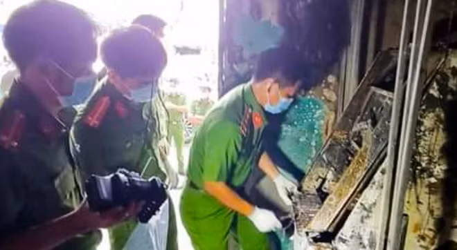 Khám nghiệm hiện trường vụ cháy.