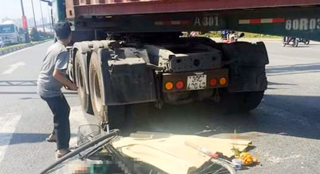 Con trai hay tin mẹ gặp nạn đến hiện trường đau đớn vật vã.