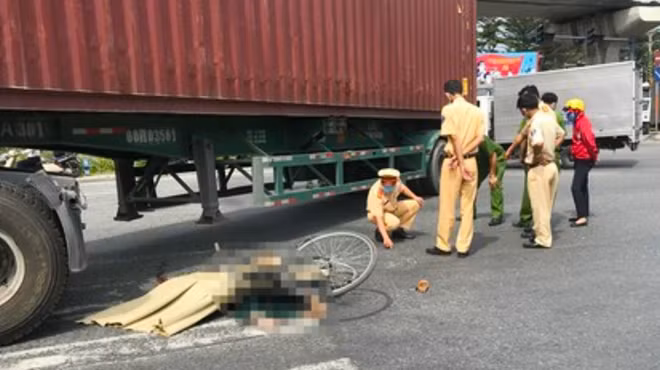 CSGT đang khám nghiệm hiện trường làm rõ nguyên nhân