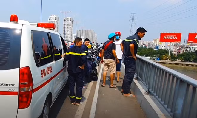 Đội cứu hộ triển khai công tác tìm kiếm nạn nhân.