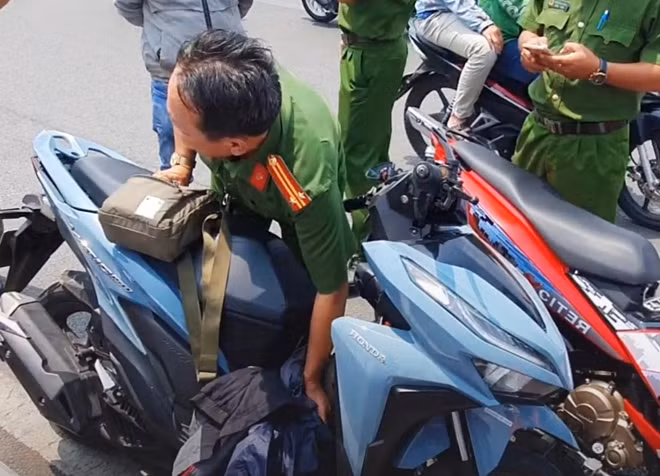 Xe anh T để lại hiện trường.
