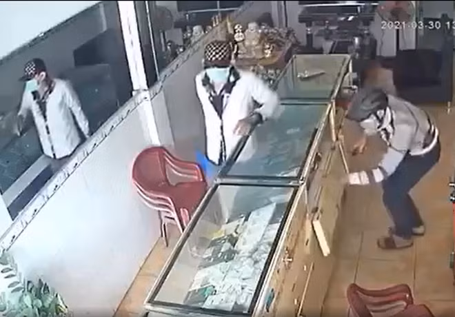 Hai đối tượng lục lọi lấy đi nhiều ĐTDĐ