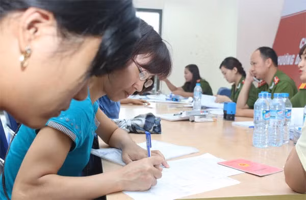 Chị Lã Trần Minh (40 tuổi) đang làm thủ tục chuyển hộ khẩu từ Khâm Thiên (Đống Đa) về phường Hoàng Liệt chia sẻ, nếu lực lượng Công an không bố trí vào ngày nghỉ thì chị sẽ phải xin nghỉ phép để đi làm thủ tục…