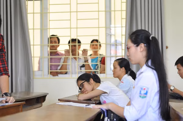 Nhiều trường đại học dự kiến sẽ đưa thêm tiêu chí phụ để xét tuyển khi có hàng ngàn thí sinh bằng điểm nhau. Nhiều trường đại học dự kiến sẽ đưa thêm tiêu chí phụ để xét tuyển khi có hàng ngàn thí sinh bằng điểm nhau.
