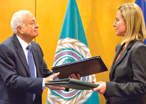 Tổng Thư ký Liên đoàn Arab Nabil Al-Araby (trái) trao đổi tài liệu cùng Cao ủy đối ngoại EU Federica Mogherini. Ảnh: AP .