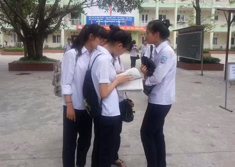 Thí sinh thảo luận về đề thi. Thí sinh thảo luận về đề thi.