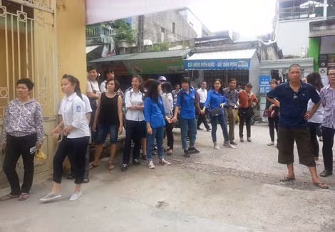 Người nhà thi sinh chờ đón con trật tự trước cổng trường. Người nhà thi sinh chờ đón con trật tự trước cổng trường.