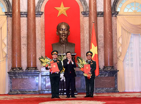 Chủ tịch nước Trương Tấn Sang trao Quyết định thăng quân hàm từ Thượng tướng lên Đại tướng cho đồng chí Ngô Xuân Lịch và đồng chí Đỗ Bá Tỵ. Ảnh Mod.gov.vn