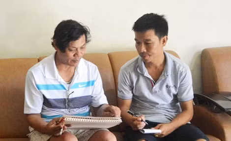 Thân nhân gia đình liệt sỹ Nguyễn Lương Thầm (trái) kể lại cuộc đời của liệt sỹ và cung cấp tư liệu cho phóng viên Báo CAND.