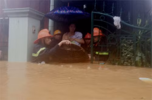 Đưa nhân dân tổ 1 khu 10 phường Hà Tu bị mắc kẹt, cách ly do ngập lụt ra khỏi nơi nguy hiểm.
