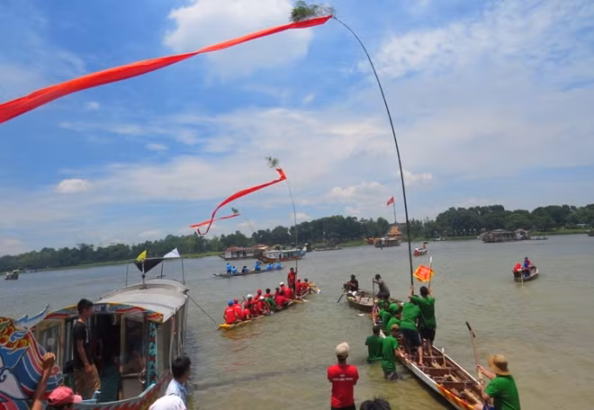 Đua ghe đã trở thành ngày hội trên sông Hương trong mỗi dịp Tết Độc lập của đất nước.