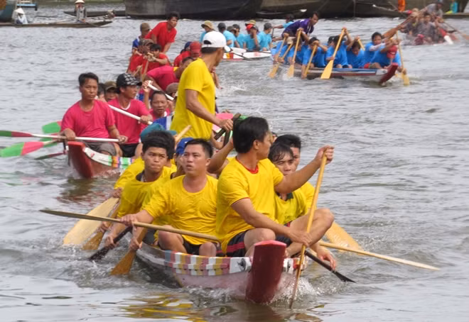 Giải đua ghe năm nay thu hút hàng trăm vận động viên ở vùng sông nước tham gia.