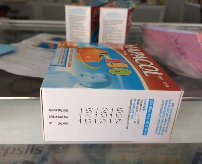 Thuốc Hapacol 150mg dùng cho bệnh nhi đã hết hạn sử dụng nhiều tháng nhưng vẫn được quầy thuốc Tốt số 33 bán cho người mua.
