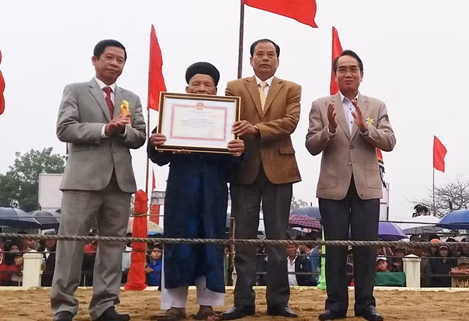 Ông Bùi Thanh Hà, Phó Bí thư Thường trực Tỉnh ủy Thừa Thiên Huế (ngoài cùng bên phải) trao bằng khen của Bộ trưởng Bộ VHTT&DL cho Ban tổ chức Lễ hội truyền thống vật làng Sình.