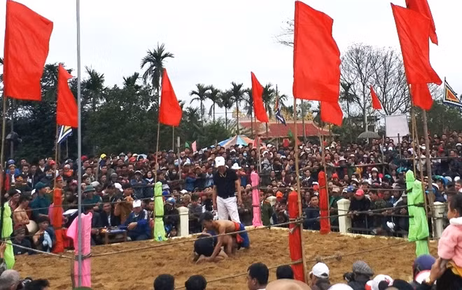 Hàng ngàn người dân, du khách chen chân xem hội vật làng Sình vào ngày mùng 10 tháng Giêng.