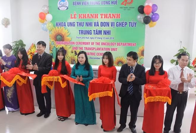 Các đại biểu cắt băng khánh thành Khoa Ung thư nhi và đơn vị ghép tủy, Bệnh viện Trung ương Huế.