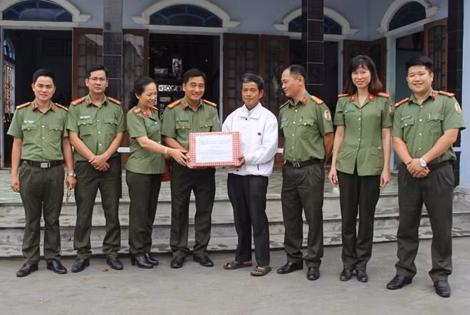 Phòng QLXNC Công an tỉnh Thừa Thiên- Huế tặng quà cho đại diện gia đình mẹ Nguyễn Thị Cầu.
