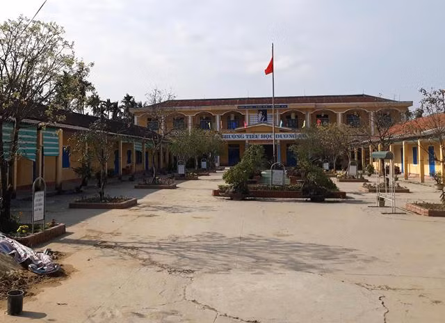Sân trường tiểu học Dương Nổ vắng hoe vì học sinh vẫn còn "vui Tết". Sân trường tiểu học Dương Nổ vắng hoe vì học sinh vẫn còn "vui Tết".