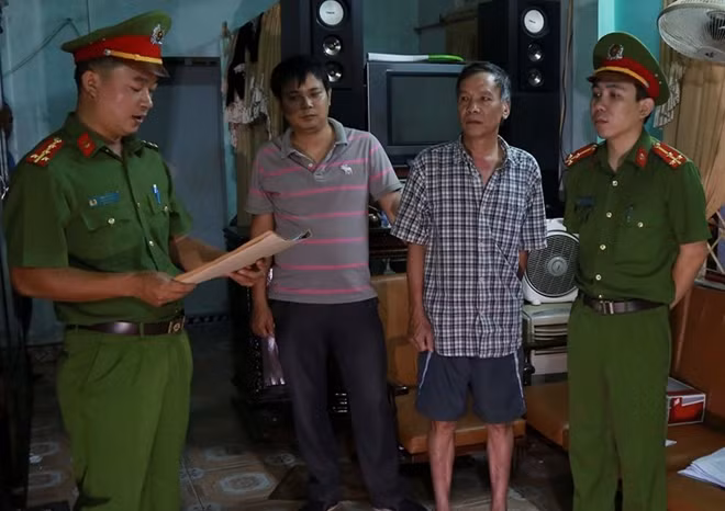 Công an tỉnh Thừa Thiên- Huế đọc lệnh bắt giữ đối tượng Trương Đình Tuấn (thứ 2 từ phải sang).