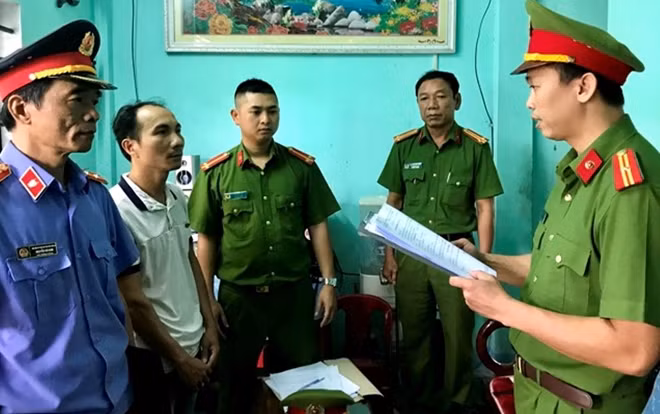 Phòng Cảnh sát kinh tế Công an tỉnh Thừa Thiên- Huế đọc lệnh bắt giữ đối tượng Việt.