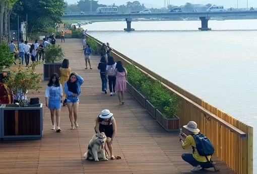 Cầu đi bộ lát gỗ lim “siêu sang” ở Huế thu hút giới trẻ