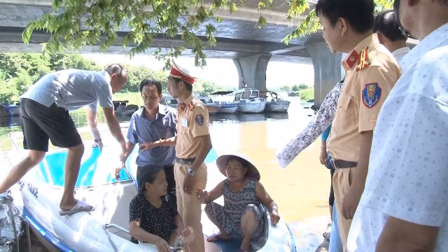 Bà Th. được cứu vớt đưa lên bờ sau khi nhảy sông Hương tự vẫn.
