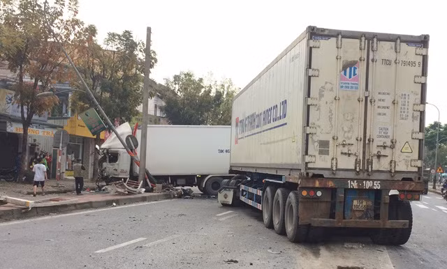 Vụ tai nạn đã làm hư hỏng nhiều dải phân cách trên QL1A. Vụ tai nạn đã làm hư hỏng nhiều dải phân cách trên QL1A.