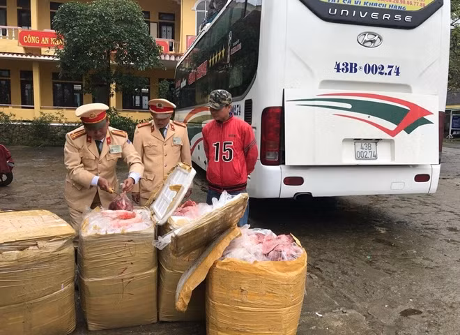 Xe khách giường nằm BKS: 43B-002.74 chở theo nhiều kiện hàng chứa nội tạng động vật thối.