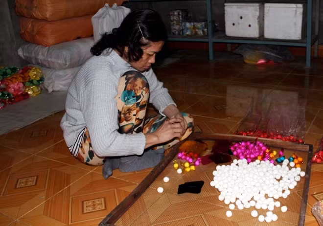 Ngoài làm bánh tiến vua, nhiều cơ sở bánh truyền thống ở Kim Long còn sản xuất nhiều loại bánh khác để cung ứng ra các chợ đầu mối trên địa bàn.