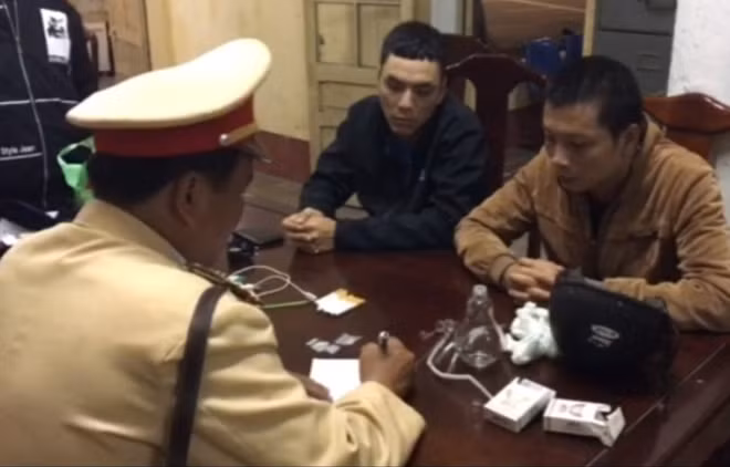 Hai đối tượng Lê Viết Thanh Bình và Nguyễn Hoàng Mỹ tàng trữ trái phép ma túy bị Tổ công tác đặc biệt Công an tỉnh Thừa Thiên- Huế bắt giữ.