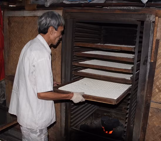 Sau khi in bánh, những mẻ bánh được cho vào lò sấy trong thời gian 5 giờ đồng hồlàm chính bánh.