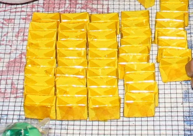 Những chiếc bánh tiến vua nhỏ nhắn, xinh xắn được gói cẩn thận trước khi đóng gói và chuyển đến người tiêu dùng.