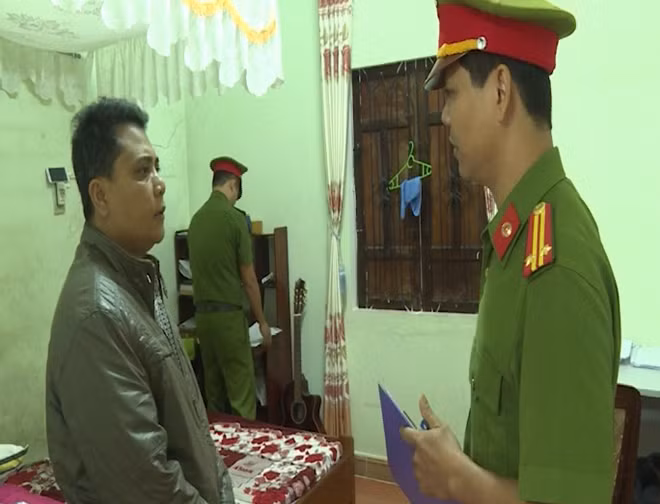Công an tỉnh Thừa Thiên- Huế thực hiện lệnh khám xét nhà riêng của đối tượng Nhớ.