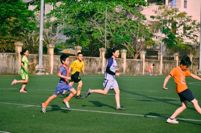 Đoàn Thị Hường cùng các em nhỏ trong một buổi tập bóng đá cộng đồng.