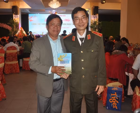 Thiếu tướng Phạm Văn Miên chụp ảnh lưu niệm cùng với các CTV của báo.