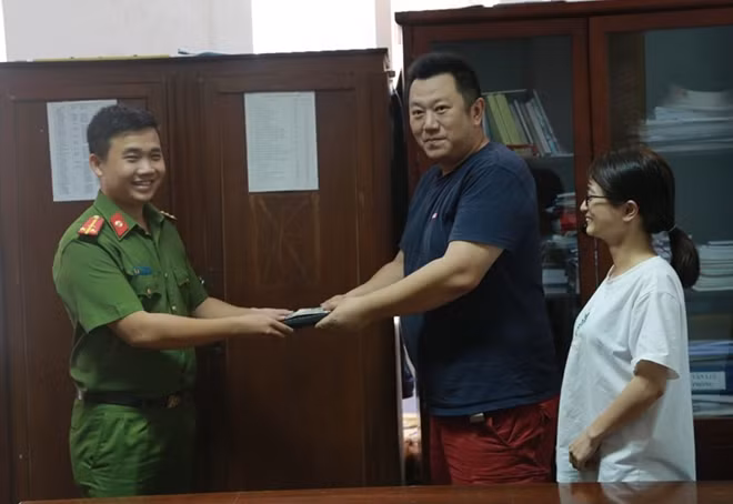 CBCS Phòng Cảnh sát hình sự Công an tỉnh Thừa Thiên- Huế trao trả tài sản cho ông Hidenori Ushio.